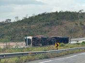 Tombamento de carreta interdita trecho da BR-101 e provoca fila de veículos em Junqueiro