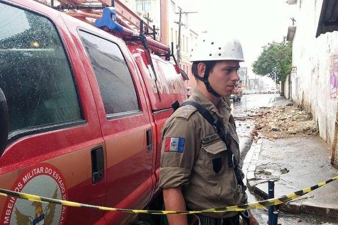 Parte da antiga sede da Secretaria de Educação desaba