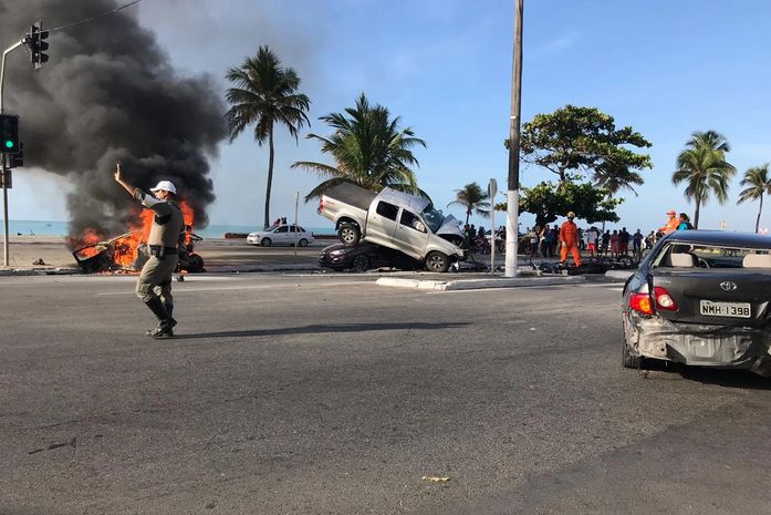 Grave acidente envolvendo quatro carros e duas motos deixa uma pessoa morta em Maceió