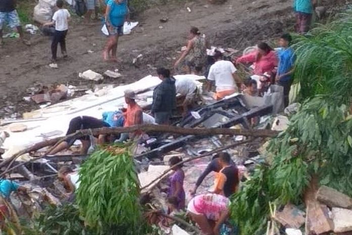 Caminhão cai em ribanceira e deixa uma pessoa morta e outra ferida em São José da Laje