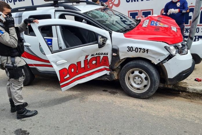 VÍDEO: Imagens mostram momento em que viatura é atingida por carro