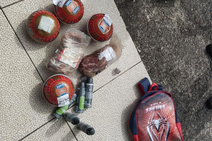 Homem detido furtando carne, queijo do reino e outros itens de supermercado na Gustavo Paiva é liberado após "perdão" de gerente