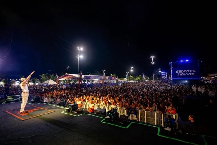 Multidão lota Jaraguá na abertura do Verão Massayó
