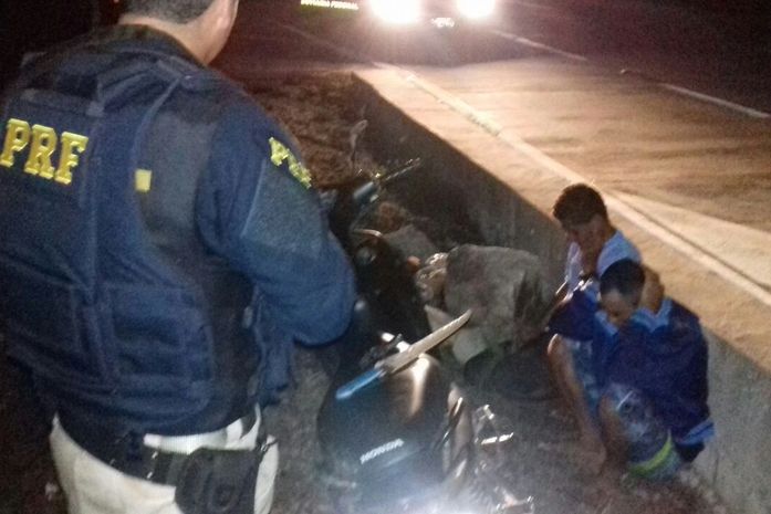 A dupla possuía um facão e canivete e estava em uma vicinal próxima à rodovia