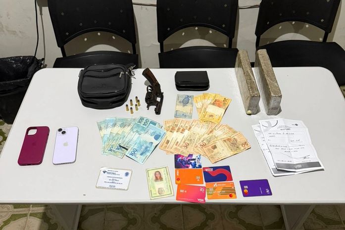 Dupla é presa com drogas, arma e munições durante ação policial em Arapiraca