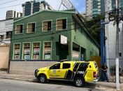 Duas mulheres são assassinadas dentro de pousada no centro de Maceió; trio segue foragido
