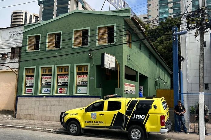 Duas mulheres são assassinadas dentro de pousada no centro de Maceió; trio segue foragido