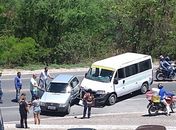 Colisão envolvendo carro de passeio e van na AL-130 por pouco não resulta em tragédia