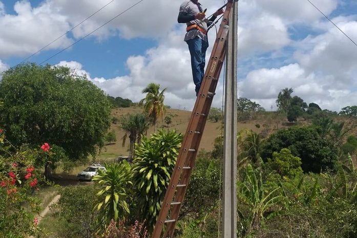 Infraestrutura de Santana do Mundaú realiza colocação de braços de luz e manutenção da iluminação em localidades da zona rural