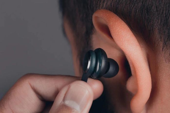 Uso excessivo de fones ameaça a saúde auditiva, alerta especialista