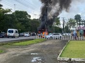 Van de transporte complementar é destruída por incêndio na BR-104
