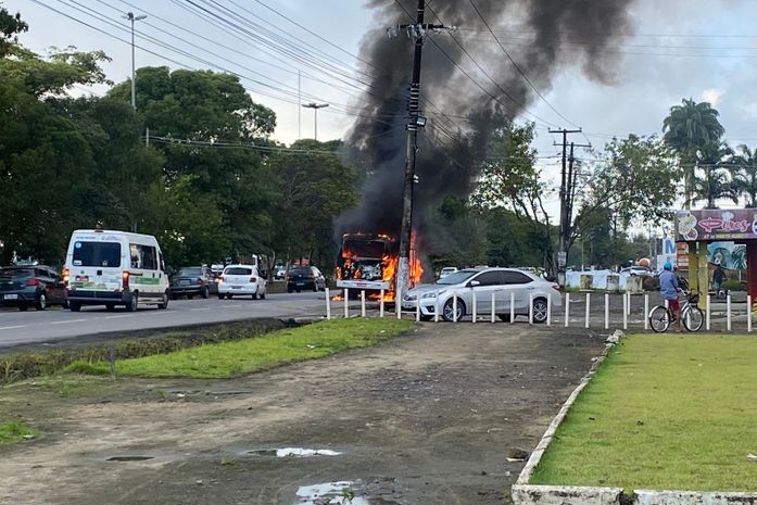 Van de transporte complementar é destruída por incêndio na BR-104

