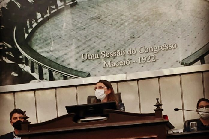Com o plenário abarrotado de representantes de movimentos sociais, deputada Jó Pereira discute FECOEP, na Assembleia Legislativa,ou tem gente com fome. Muita gente!