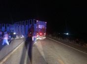 Ocupantes de veículos de passeio ficaram gravemente feridos ao colidir com caminhão 