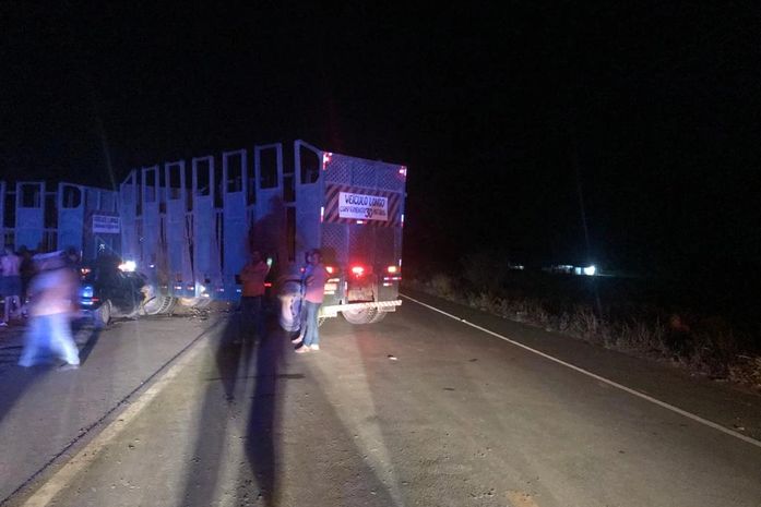 Ocupantes de veículos de passeio ficaram gravemente feridos ao colidir com caminhão