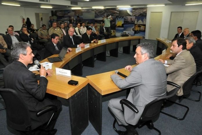 Reunião aconteceu na noite desta sexta-feira (15), no Palácio