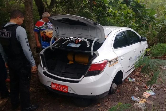 Táxi levado em assalto é recuperado pela Oplit