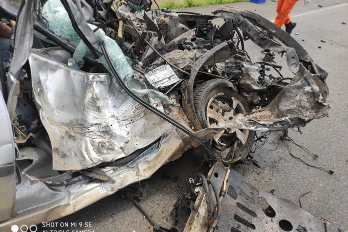Carro fica destruído depois de colisão