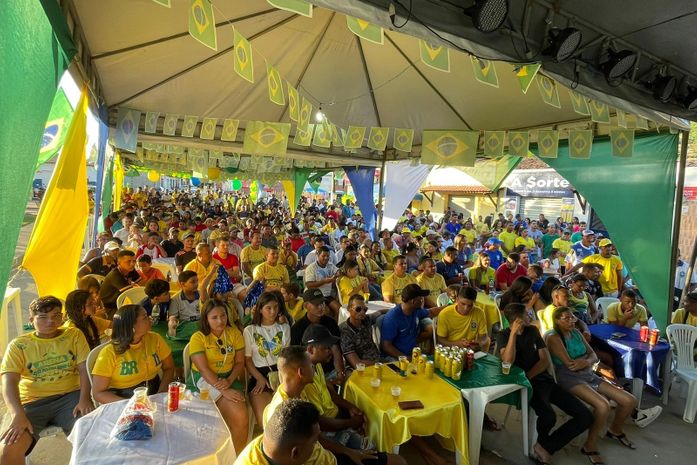 Arena Branquinha reúne centenas de pessoas na estreia do Brasil na Copa do Mundo