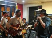 Barba de Gato vai de brandy e faz um blues mais leve na Comedoria