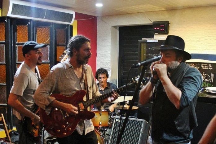 Barba de Gato vai de brandy e faz um blues mais leve na Comedoria