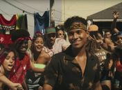 Sobrinho de Michael Jackson grava clipe em comunidade do Rio e fala de comparações