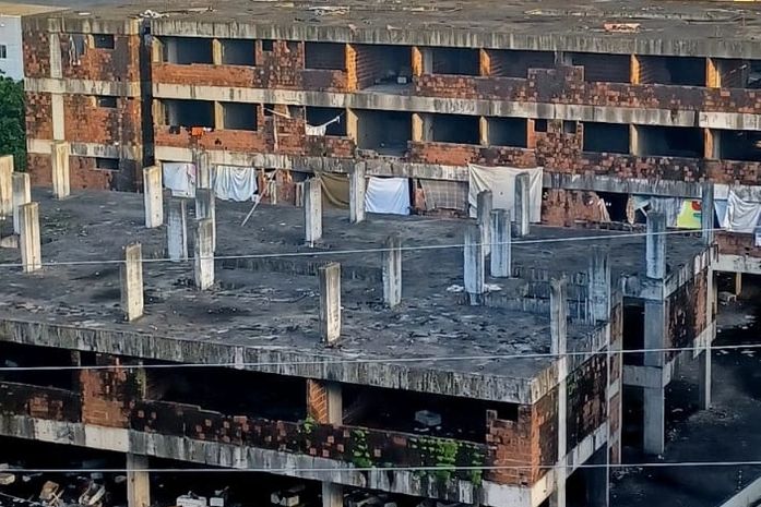 Prédio abandonado na Mangabeiras