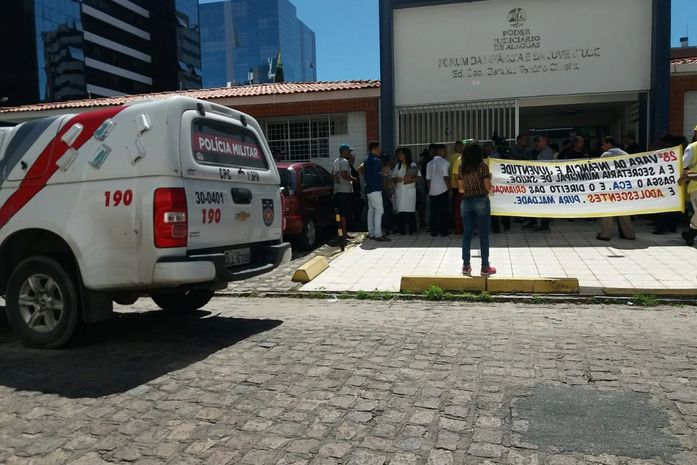 Manifesto em frente ao Fórum da Infância e da Juventude