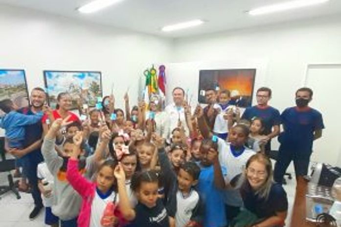 Alunos de escola da comunidade quilombola de Pau d’Arco visitam gabinete do prefeito Luciano