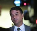 Horas após operação da PF contra seu pai, Flávio Bolsonaro cobra de Trump suspensão de tarifas ao Brasil