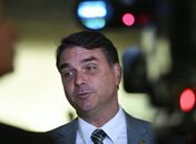 Horas após operação da PF contra seu pai, Flávio Bolsonaro cobra de Trump suspensão de tarifas ao Brasil