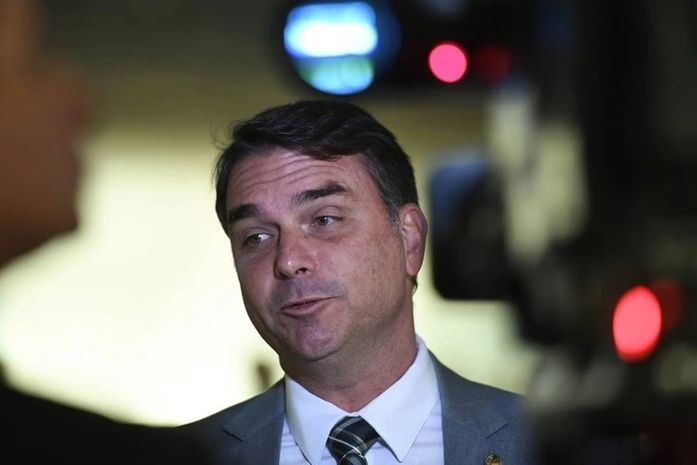 Horas após operação da PF contra seu pai, Flávio Bolsonaro cobra de Trump suspensão de tarifas ao Brasil