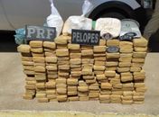 Além dos mais de 90kg de maconha, 5kg de crack e 1kg de cocaína também foram apreendidos; Três pessoas foram presas.