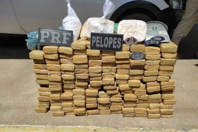 Além dos mais de 90kg de maconha, 5kg de crack e 1kg de cocaína também foram apreendidos; Três pessoas foram presas.