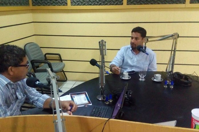 radialista Nelson Filho entrevistando o deputado Rodrigo Cunha (PSDB)