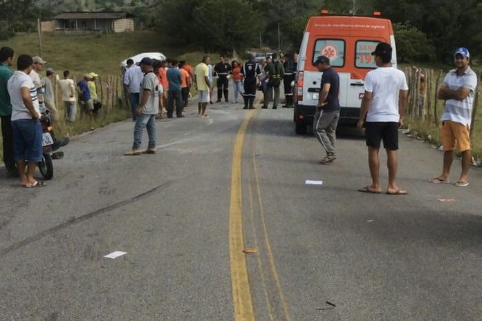 Acidente entre Van de empresa de telefonia e veículo de passeio deixa um morto e feridos na AL-110