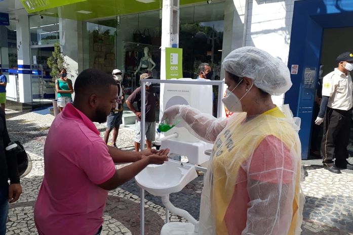 Prefeitura de Delmiro Gouveia intensifica ações de orientação à população em filas das agências bancárias, no combate ao COVID-19