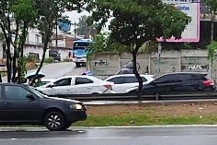 Idoso morre após sofrer infarto e colidir com traseira de táxi em Maceió