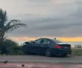 Motorista perde controle de BMW, invade calçada e derruba coqueiro na orla da Jatiúca