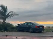 Motorista perde controle de BMW, invade calçada e derruba coqueiro na orla da Jatiúca