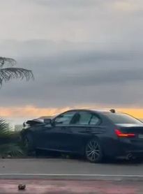 Motorista perde controle de BMW, invade calçada e derruba coqueiro na orla da Jatiúca