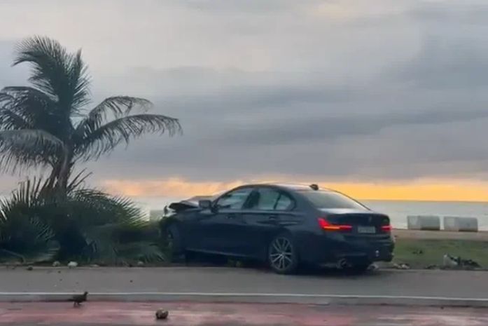 Motorista perde controle de BMW, invade calçada e derruba coqueiro na orla da Jatiúca