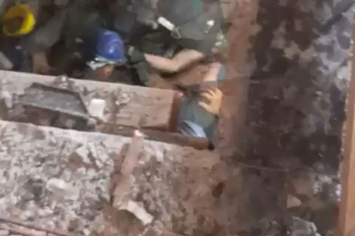 Trabalhadores ficam feridos após queda de elevador em obra na Jacarecica, em Maceió