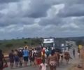 Manifestação de povos indígenas interdita trecho da BR-101 no interior de Alagoas