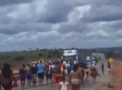 Manifestação de povos indígenas interdita trecho da BR-101 no interior de Alagoas