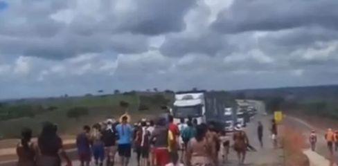Manifestação de povos indígenas interdita trecho da BR-101 no interior de Alagoas