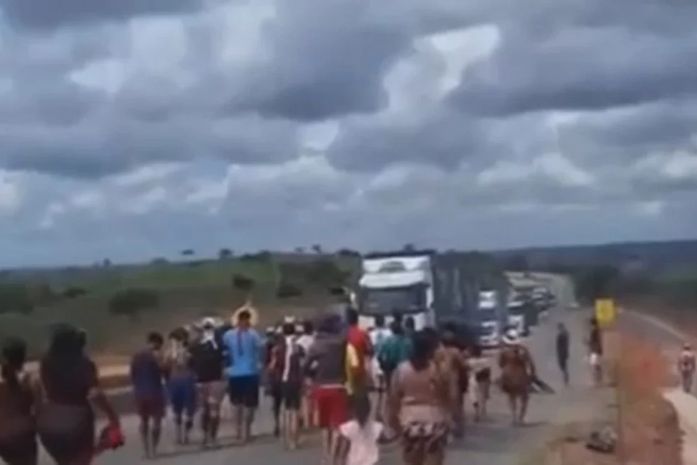 Manifestação de povos indígenas interdita trecho da BR-101 no interior de Alagoas