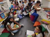 Crianças dentro do Biblioteca Móvel Maceió