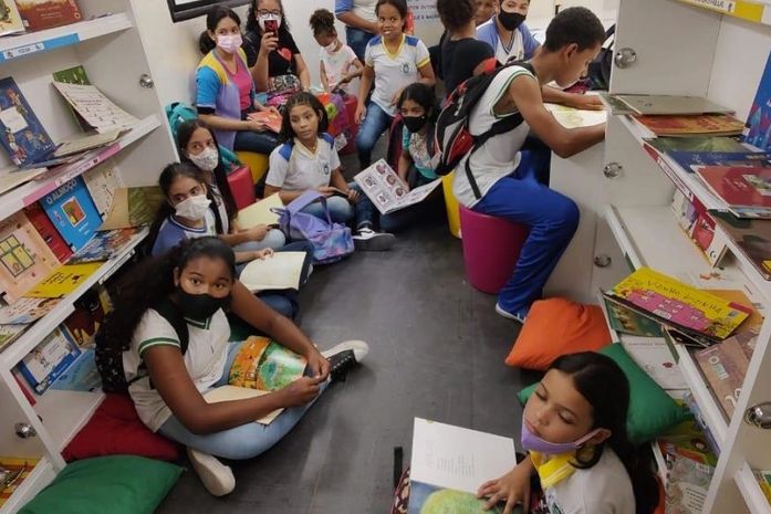 Crianças dentro do Biblioteca Móvel Maceió