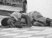 Que motivos levam uma criança de 6 anos preferir morar na rua que numa casa?